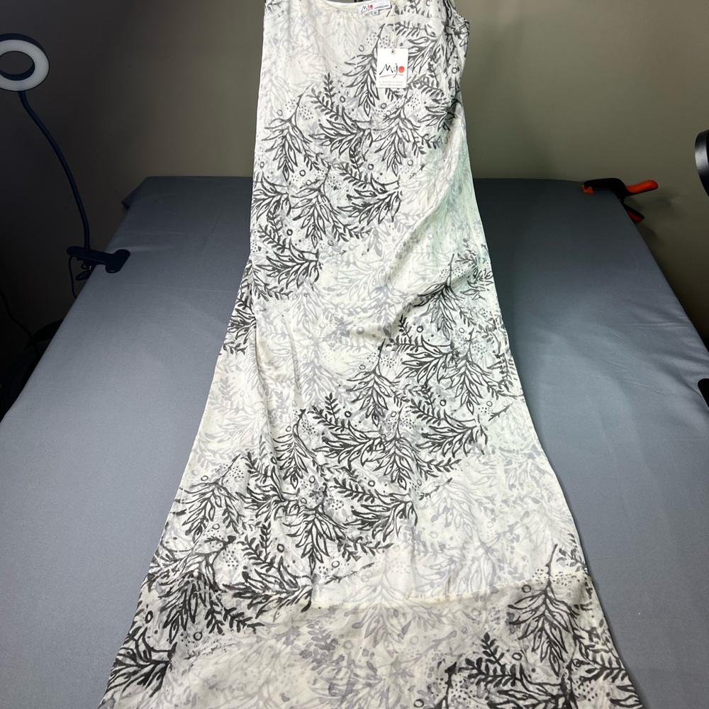 Michelle Jonas Gray and White Silk Midi Length Dress NWT - Picture 3 of 9